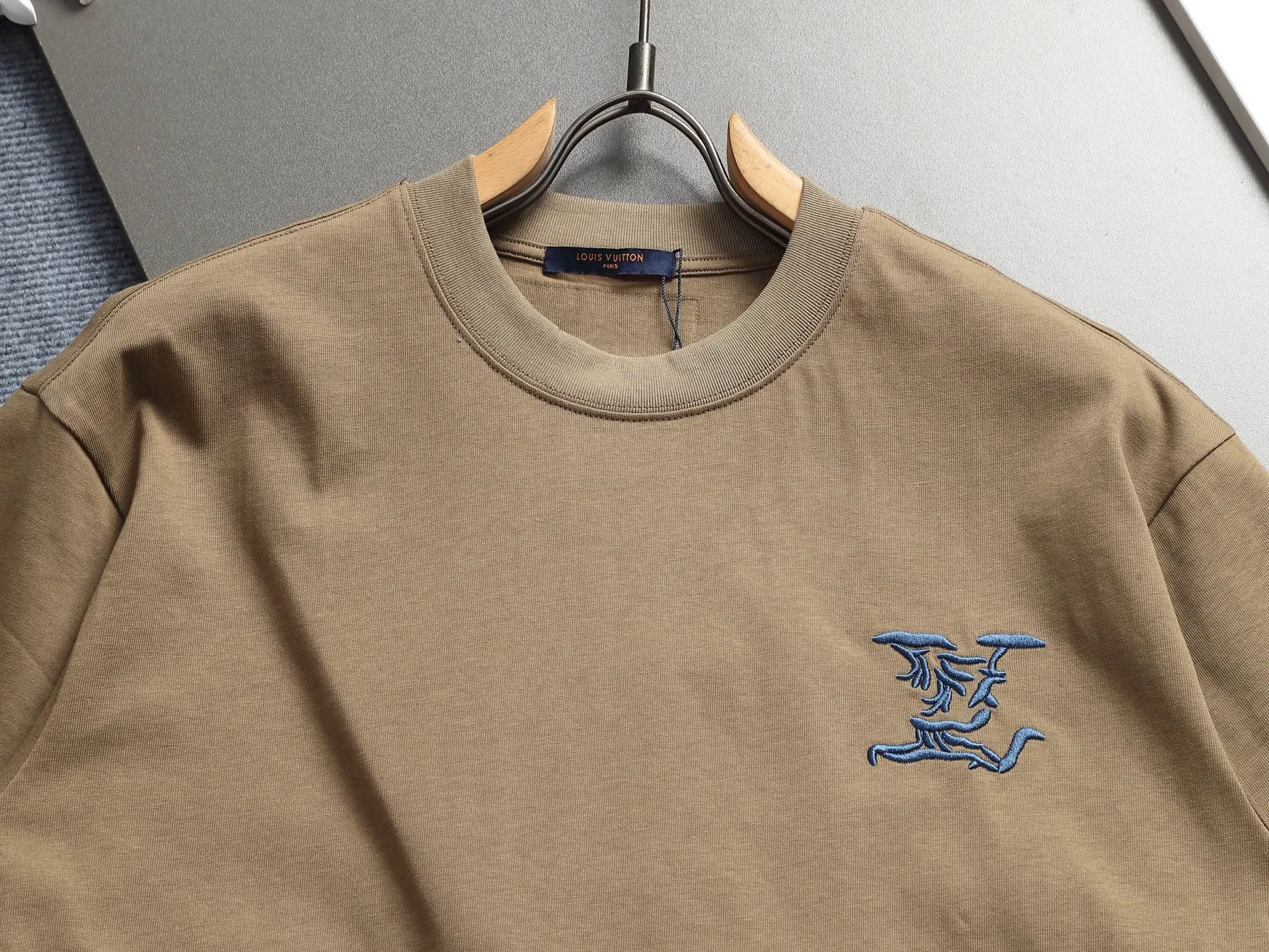 🅿️220 Louis Vuitton/Louis Vuitton High-end craftsmanship 1,000-needle embroidery. The large logo is exquisitely upgraded, inspired by the retro embroidery of the 1980s. Original fabric. Official same style. Short-sleeved T-shirt. Same vat dyed fabric. Very comfortable to the touch. The latest brick cabinet synchronization for spring and summer. Fashionable and personalized. Super versatile and good-looking. Very suitable for both men and women. A must-have for everyone. Hang tag. Collar label. Washed wheat. Complete with three labels. Color: black, white, khaki. Size: S M L XL |